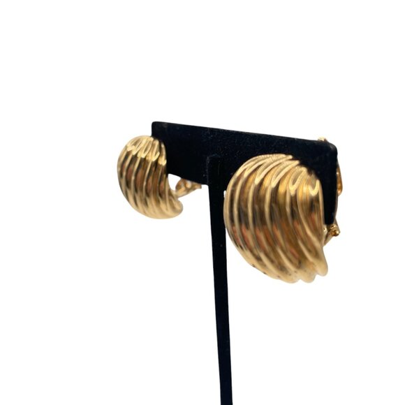 Vintage BUTLER 5th Ave Collection Ribbed Gold Tone Clip on Earrings Signed - Picture 3 of 8